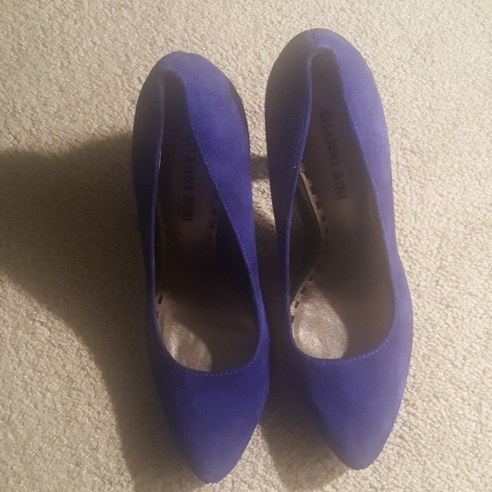 Women's suede pumps